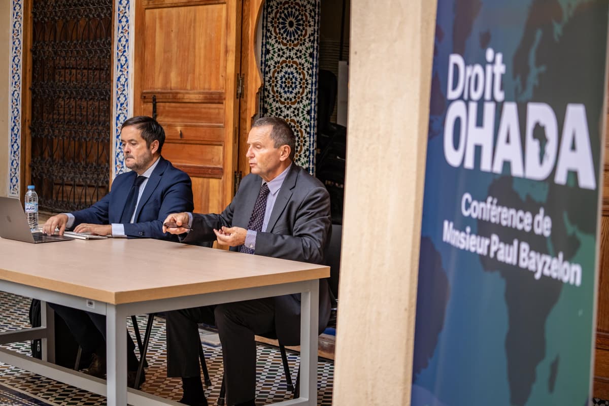 Conférence en plein air, dans le site de Lalla Yeddouna, sur le droit de l'OHADA 