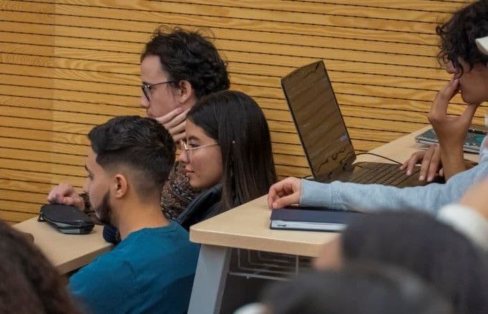 Pr. Ahmed KOUTOUS anime une conférence autour de la construction parasismique en matériaux locaux