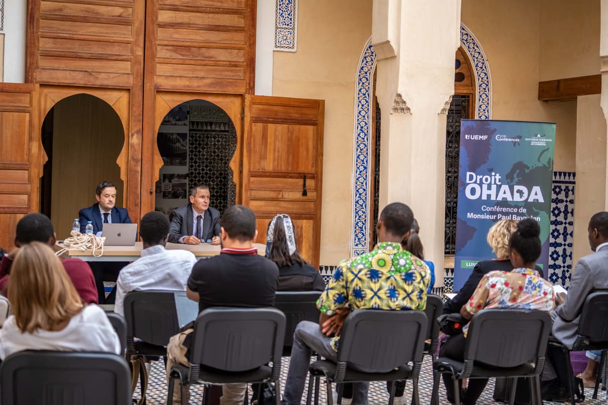 Conférence en plein air, dans le site de Lalla Yeddouna, sur le droit de l'OHADA