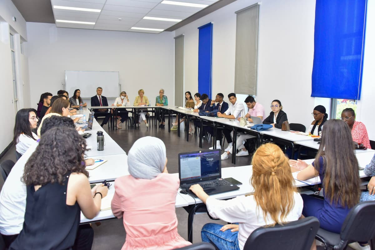 Une délégation composée de l’UE, de la BEI et des Ambassadeurs de l’UE, visite l’UEMF pour un échange inédit avec les étudiants