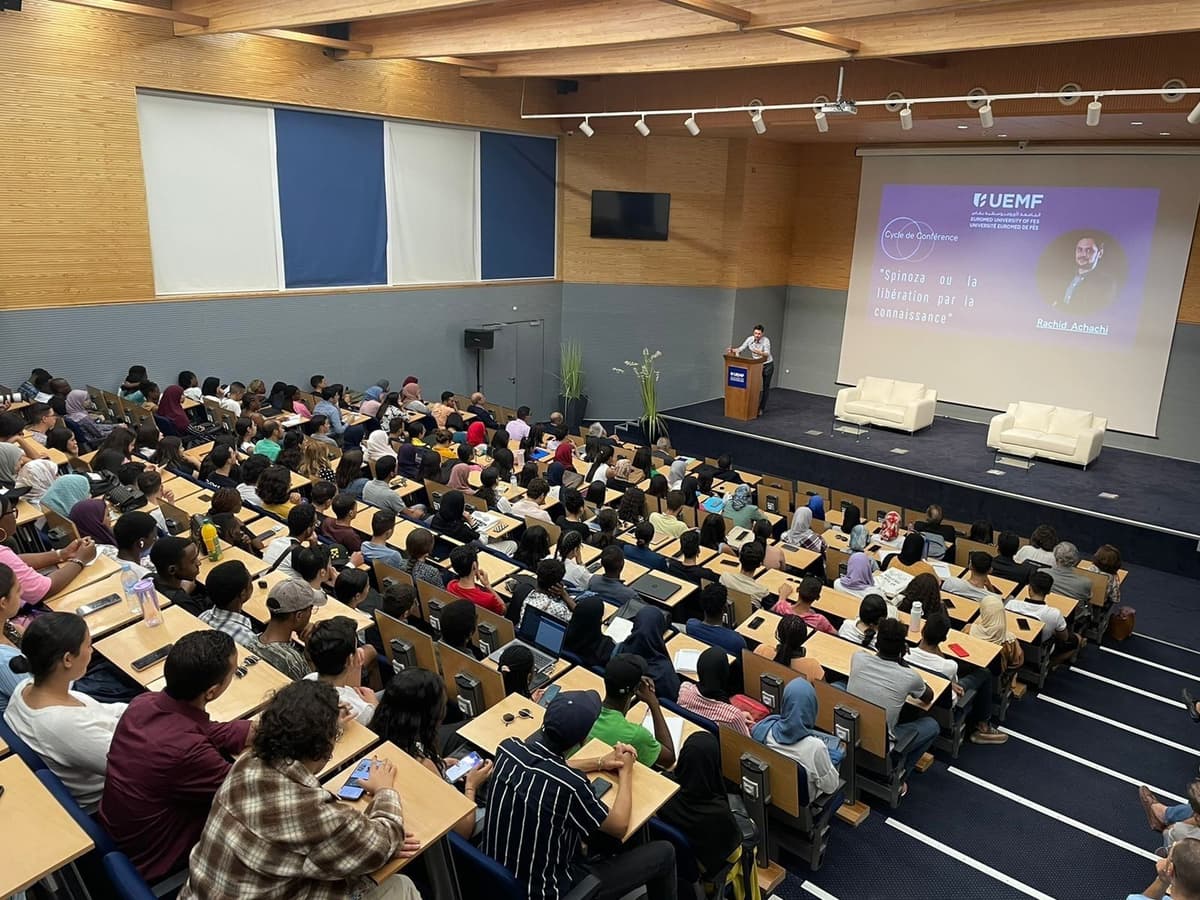 Pr. Rachid Achachi soulève le thème "Spinoza ou la libération par la connaissance" lors de sa conférence à l'UEMF