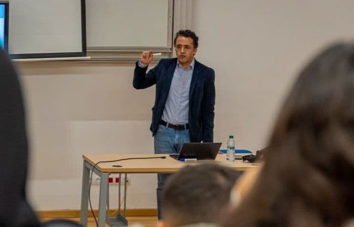 Pr. Ahmed KOUTOUS anime une conférence autour de la construction parasismique en matériaux locaux