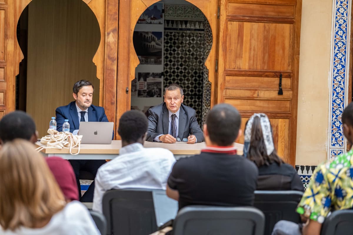 Conférence en plein air, dans le site de Lalla Yeddouna, sur le droit de l'OHADA