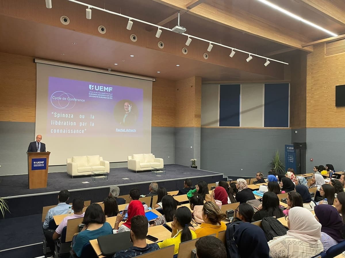 Pr. Rachid Achachi soulève le thème "Spinoza ou la libération par la connaissance" lors de sa conférence à l'UEMF