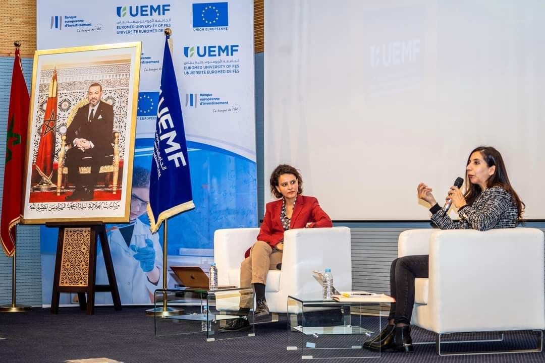 « 𝗗𝗲𝘀 𝗙𝗿𝗼𝗻𝘁𝗶𝗲̀𝗿𝗲𝘀 𝗲𝘁 𝗱𝗲𝘀 𝗛𝗼𝗺𝗺𝗲𝘀 » : conférence de Mme Najat Vallaud Belkacem