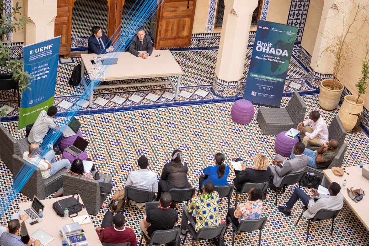 Conférence en plein air, dans le site de Lalla Yeddouna, sur le droit de l'OHADA