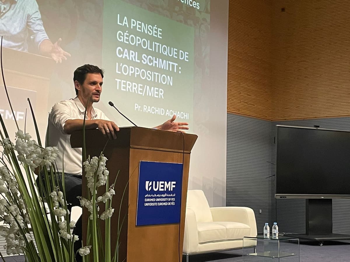 Pr. Rachid Achachi aborde la thématique de la pensée géopolitique de Carl Schmitt : l'opposition terre/mer